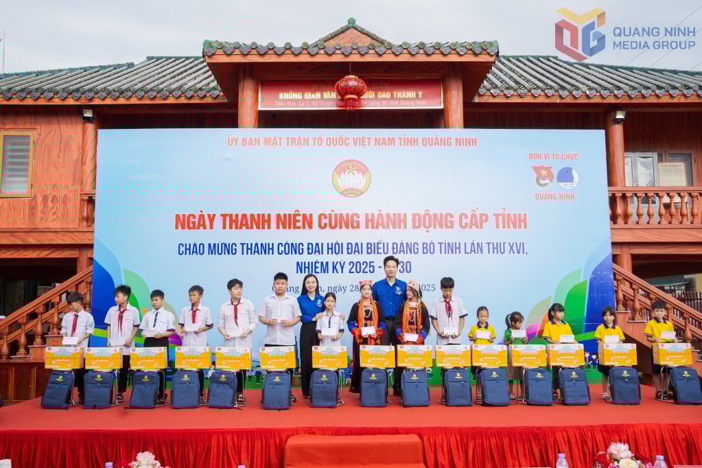 Comitetul permanent al Uniunii Tineretului Provincial a oferit 30 de cadouri elevilor care au depășit dificultățile și au excelat în studii în cadrul Zilei Provinciale de Acțiune a Tineretului din septembrie 2025. Fotografie: Mai Linh
