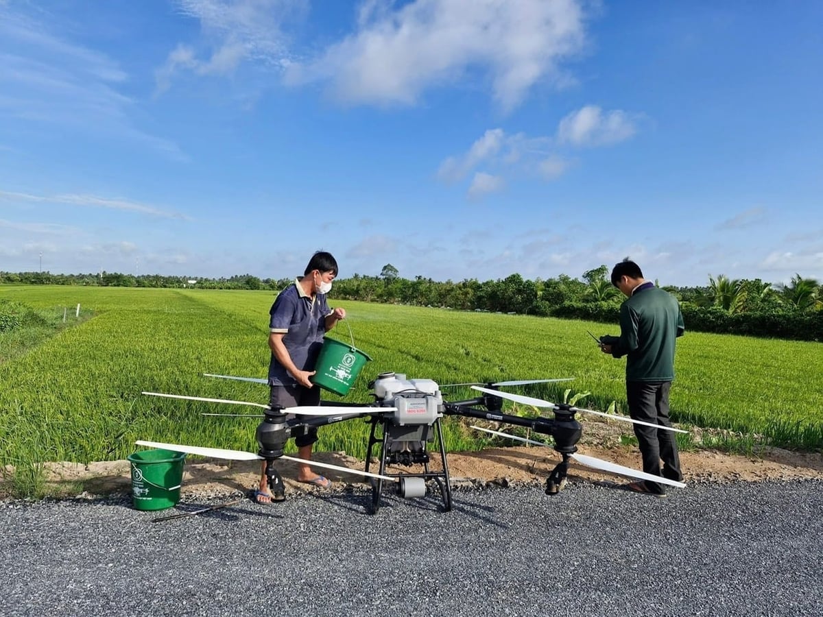 ແຂວງວິ້ງລອງ ຊຸກຍູ້ ແລະ ໜູນຊ່ວຍຊາວກະສິກອນນຳໃຊ້ເຕັກໂນໂລຊີຮັບໃຊ້ການຜະລິດກະສິກຳ. ພາບ: ເລຮົ່ງ. Tỉnh Vĩnh Long khuyến khích, hỗ trợ nông dân ứng dụng công nghệ phục vụ sản xuất nông nghiệp. Ảnh: Lê Hùng.