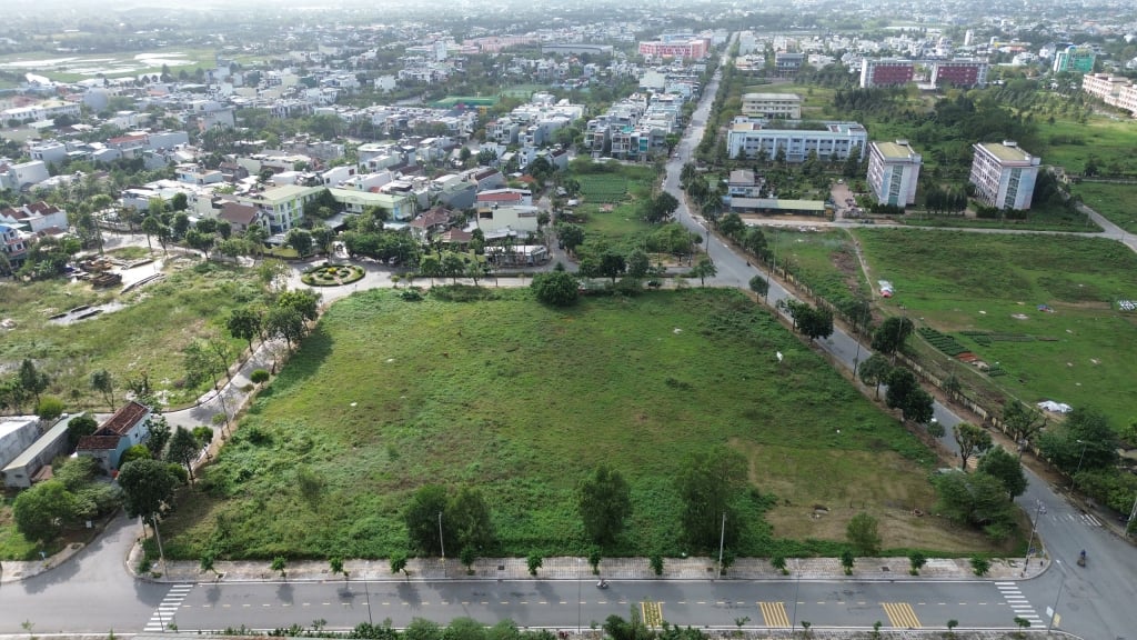 Het perceel met de aanduiding C1, waarop een studentenhuis voor de Pham Van Dong-universiteit zou worden gebouwd, ligt momenteel verlaten. Foto: Le Danh