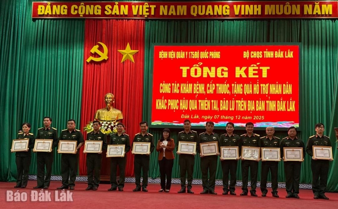 ... memberikan sertifikat penghargaan kepada dokter dan apoteker Rumah Sakit Militer 175.