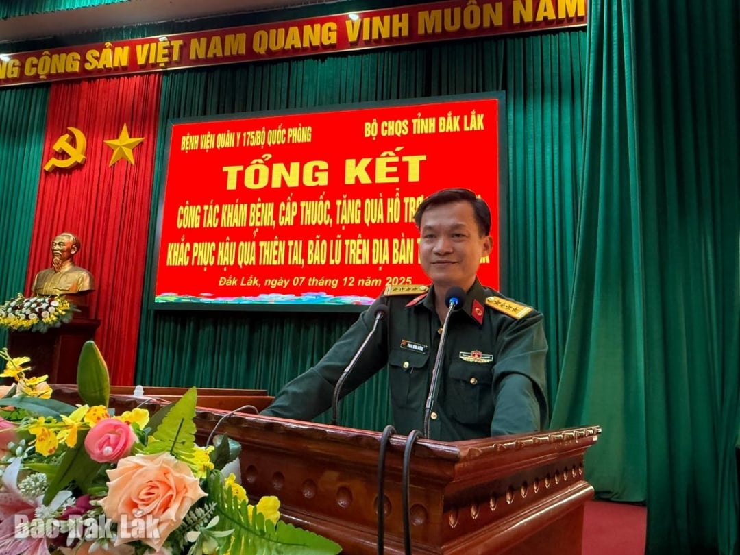 Kolonel, Dr. Phan Dinh Mung, Wakil Direktur Rumah Sakit Militer 175, mengucapkan terima kasih kepada Komando Militer Provinsi dan pemerintah daerah atas kerja sama mereka dalam menyediakan pemeriksaan medis bagi masyarakat.