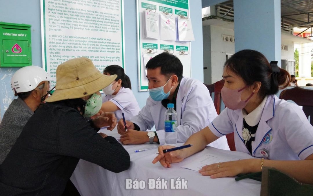 Dokter dan perawat memeriksa dan memberikan konsultasi kesehatan kepada warga di kelurahan Hoa My.