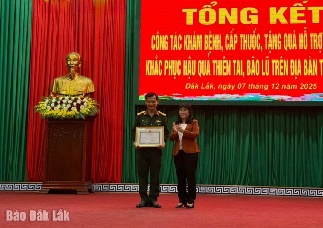 Wakil Ketua Tetap Komite Rakyat Provinsi memberikan sertifikat penghargaan kepada kolektif Rumah Sakit Militer 175.