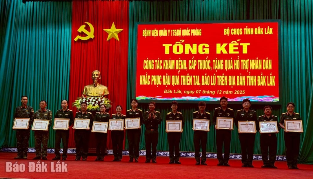 Kolonel Cao Van Muoi, Wakil Kepala Staf Daerah Militer 5, memberikan sertifikat penghargaan kepada perwira dan dokter dengan prestasi luar biasa dalam menjaga kesehatan masyarakat.