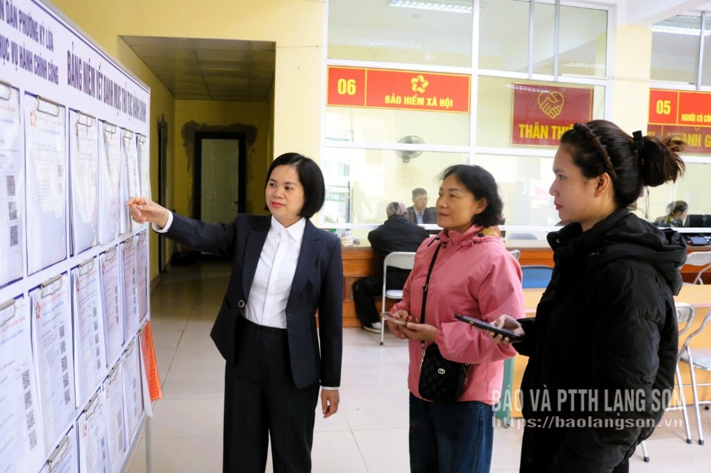 Specialisten van het Ky Lua Ward Public Administration Service Center leggen de bevolking de administratieve procedures uit die onder de jurisdictie van de wijk vallen.