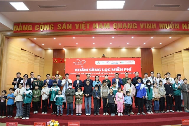 កុមារជាង៣០០នាក់បានទទួលការពិនិត្យព្យាបាលជំងឺបេះដូងពីកំណើតដោយឥតគិតថ្លៃនៅមន្ទីរពេទ្យសម្ភពនិងកុមារខេត្ត Phu Tho - រូបថត ១. Hơn 300 trẻ được khám sàng lọc tim bẩm sinh miễn phí tại Bệnh viện Sản Nhi tỉnh Phú Thọ- Ảnh 1.