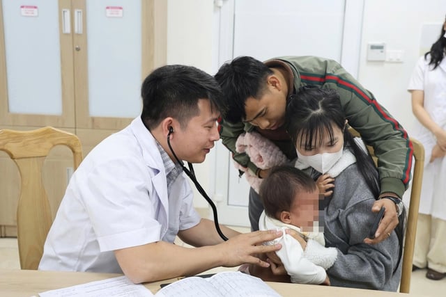 កុមារជាង៣០០នាក់បានទទួលការពិនិត្យបេះដូងពីកំណើតដោយឥតគិតថ្លៃនៅមន្ទីរពេទ្យសម្ភពនិងកុមារខេត្ត Phu Tho - រូបថត ៣. Hơn 300 trẻ được khám sàng lọc tim bẩm sinh miễn phí tại Bệnh viện Sản Nhi tỉnh Phú Thọ- Ảnh 3.