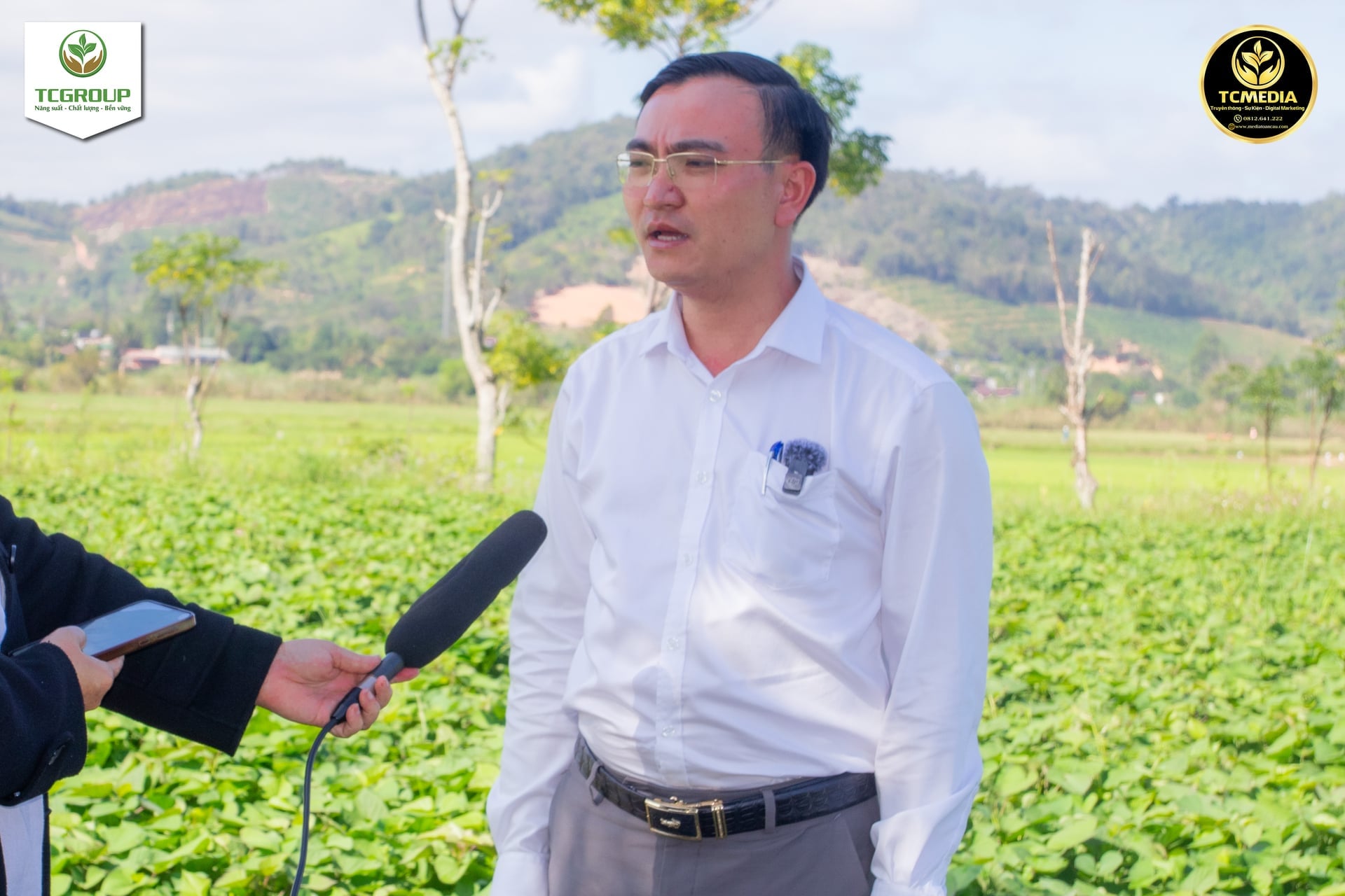 O Sr. Dinh Van Dang, Diretor do Centro Provincial de Extensão Agrícola de Dak Lak, falou sobre a avaliação e compartilhou as orientações para a implementação do modelo no workshop. Foto: Tran Tho. Ông Đinh Văn Đang, Giám đốc Trung tâm Khuyến nông tỉnh Đắk Lắk phát biểu đánh giá và chia sẻ những định hướng triển khai mô hình tại hội thảo. Ảnh: Trần Thọ.