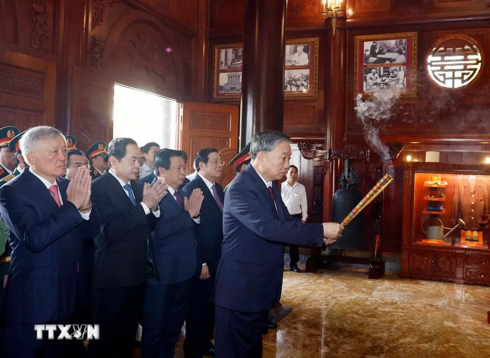 Tổng Bí thư Tô Lâm dâng hương tưởng niệm các Anh hùng liệt sĩ Quân khu 9 - Ảnh 4.
