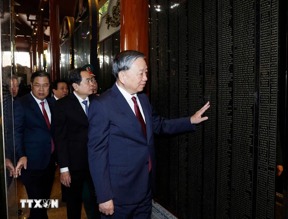 Tổng Bí thư Tô Lâm dâng hương tưởng niệm các Anh hùng liệt sĩ Quân khu 9 - Ảnh 6.