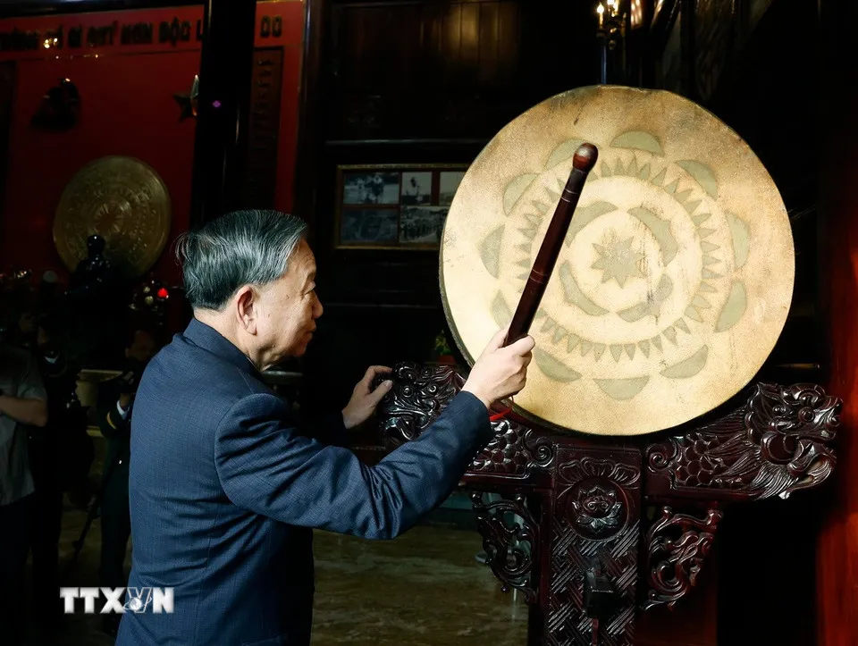 Tổng Bí thư Tô Lâm dâng hương tưởng niệm các Anh hùng liệt sĩ Quân khu 9 - Ảnh 7.