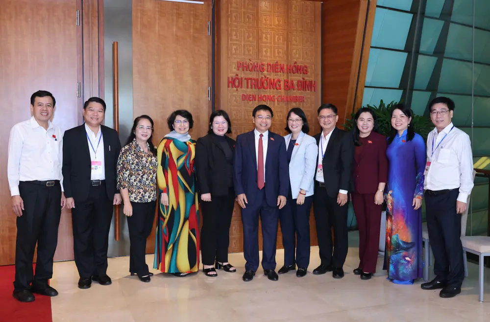 Menteri Keuangan Nguyen Van Thang dan delegasi Majelis Nasional dari Kota Ho Chi Minh menghadiri pertemuan tersebut pada pagi hari tanggal 8 Desember. Foto: QUANG PHUC