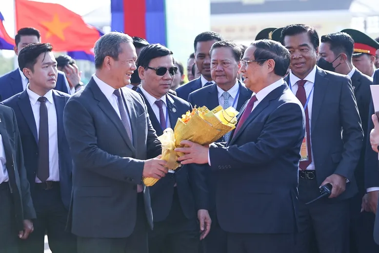 Thủ tướng Phạm Minh Chính cùng Thủ tướng Campuchia khai trương cặp cửa khẩu quốc tế mới - Ảnh 1.
