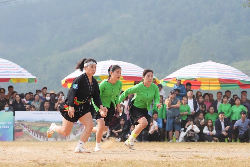 เครื่องหมายพิเศษของการแข่งขันฟุตบอลหญิงชนกลุ่มน้อย VTV5 Cup - ภาพที่ 1 Dấu ấn đặc biệt của giải bóng đá nữ các dân tộc thiểu số cúp VTV5- Ảnh 1.