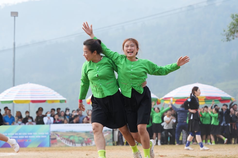 เครื่องหมายพิเศษของการแข่งขันฟุตบอลหญิงชนกลุ่มน้อย VTV5 Cup - ภาพที่ 2 Dấu ấn đặc biệt của giải bóng đá nữ các dân tộc thiểu số cúp VTV5- Ảnh 2.