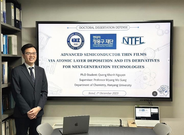 Nguyen Quang Khanh at his PhD thesis defense in early December 2025 (Photo: NVCC)