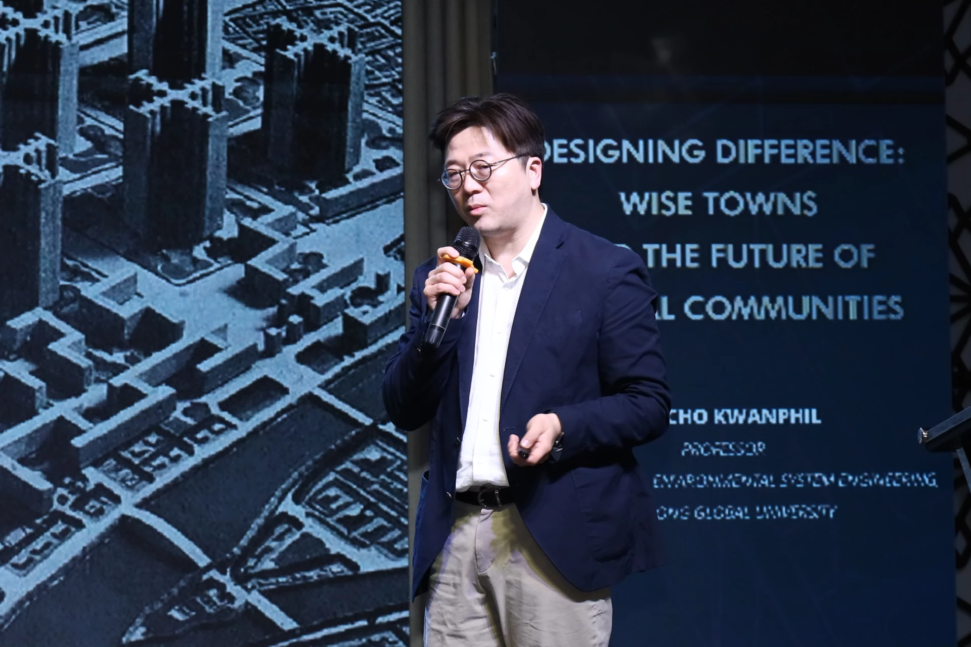 Dr. Cho Kwanphil tog upp frågan i början av diskussionssessionen. Källa: UEH (ISCM, oktober 2025).