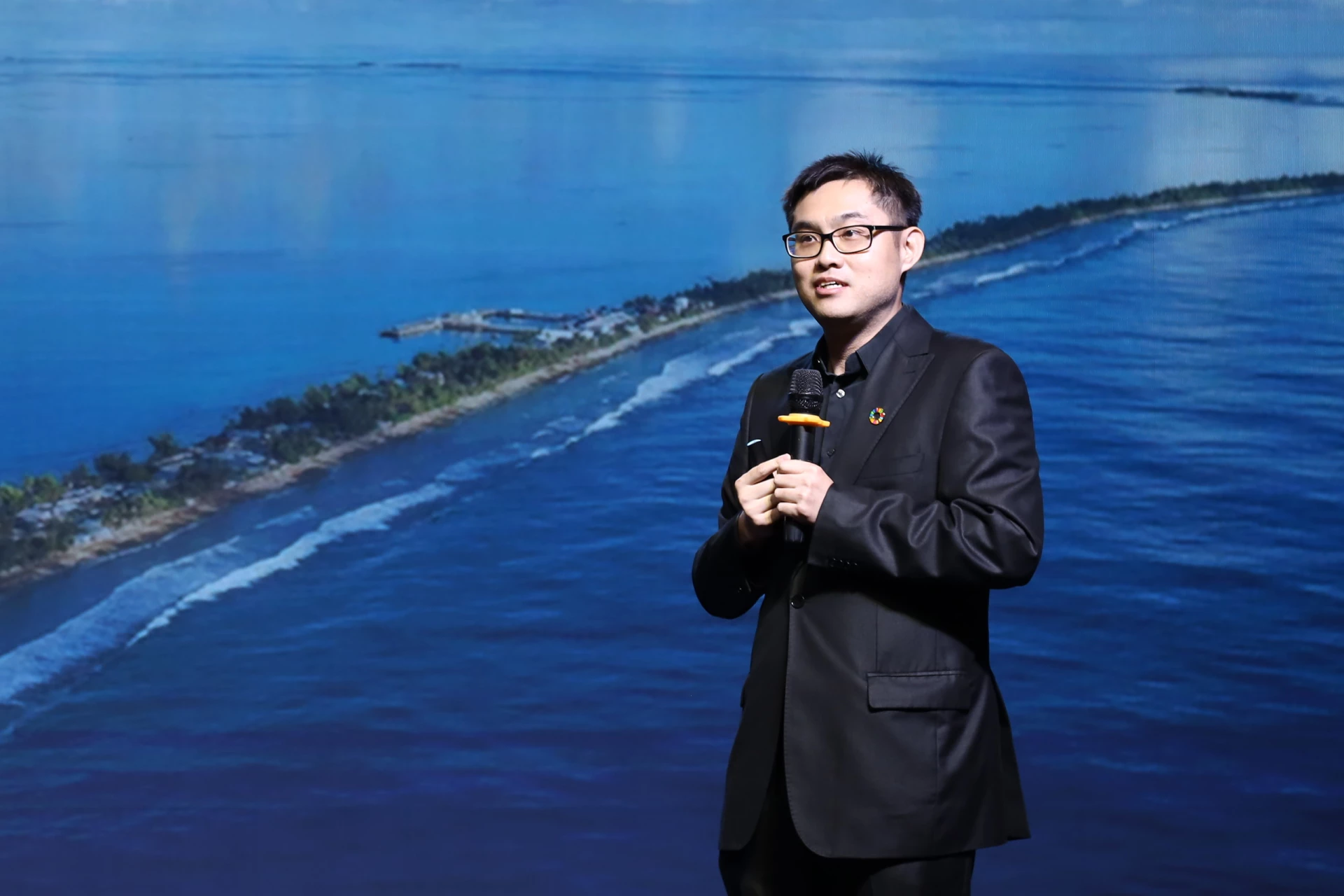 Dr. Adrian Yat Wai Lo från Thammasat University i Thailand delade med sig av sina tankar vid diskussionssessionen. Källa: UEH (ISCM, oktober 2025).