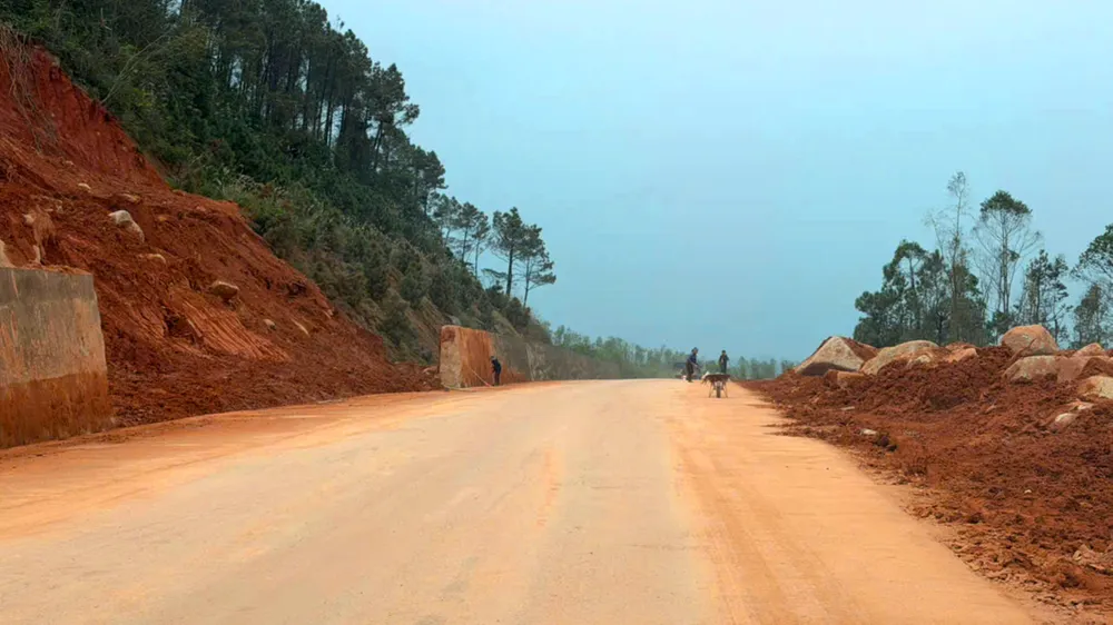 Etter forsøk på å få bukt med jordskred, er kystveien i Ha Tinh ryddet.