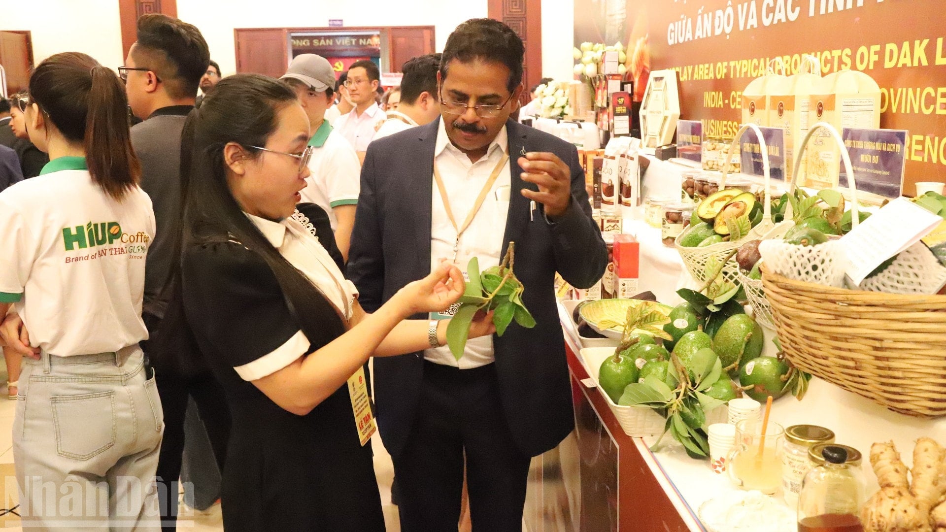 Indiase bedrijven maken kennis met typische producten uit de provincie Dak Lak. ndo_bl_img-0531-3671.jpg