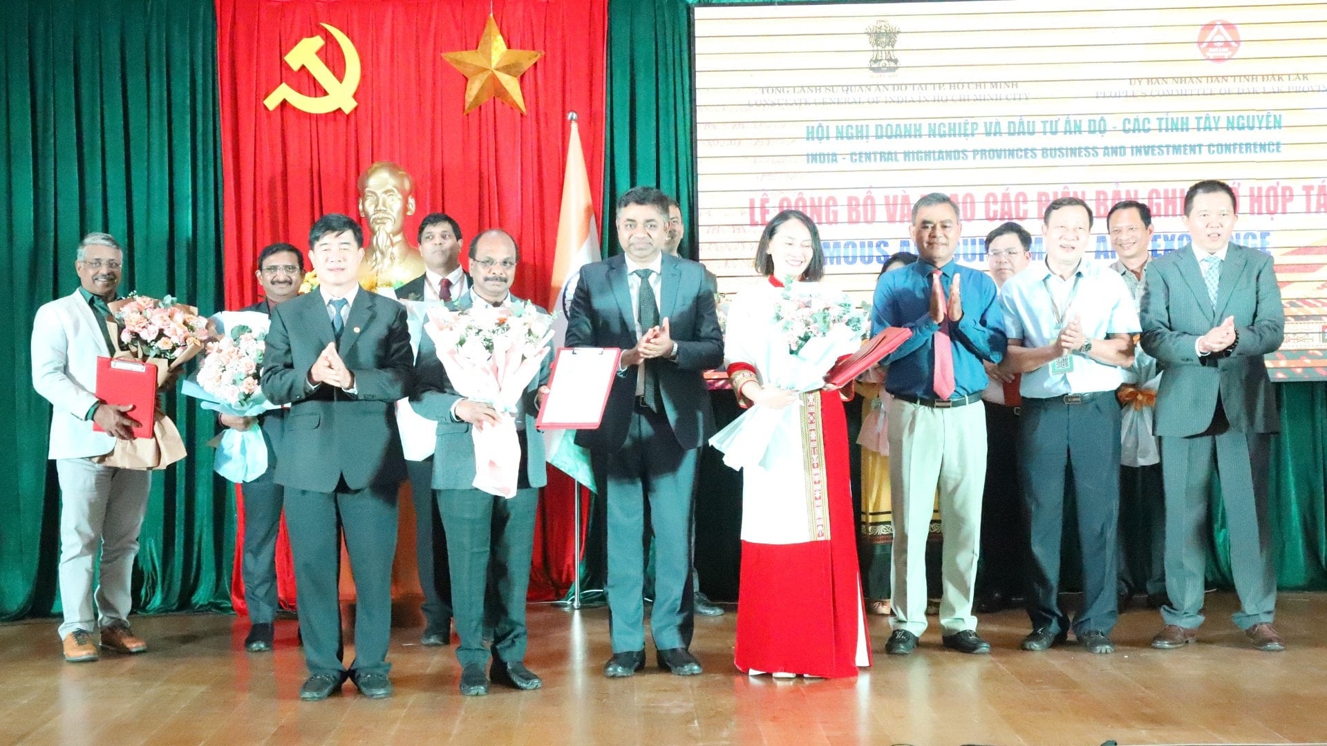 Provincieleiders van Dak Lak kenden in 2024 investeringscertificaten toe aan Indiase ondernemingen. img-0608-9867.jpg