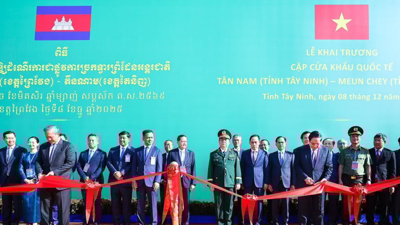 Prime Minister Pham Minh Chinh and Cambodian Prime Minister Hun Manet cut the ribbon to inaugurate the Tan Nam (Tay Ninh)-Meun Chey (Prey Veng) international border gate pair. (Photo: VGP/Nhat Bac)