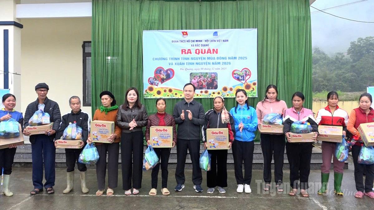 Bac Quang komününün liderleri Thuong My köyündeki yoksul ailelere hediyeler veriyor.