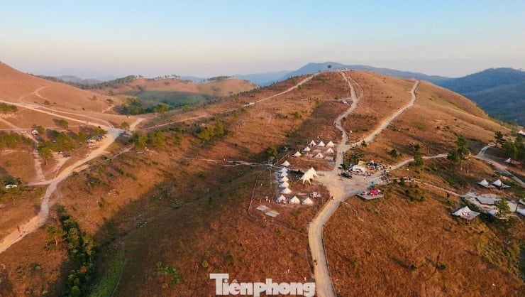 Los turistas acuden en masa a acampar y registrarse en la colina cubierta de hierba y colores