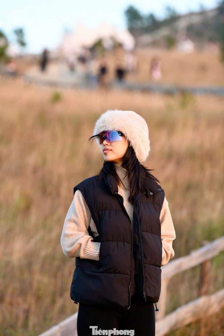 Los turistas acuden en masa a acampar y registrarse en la colina cubierta de hierba y colores