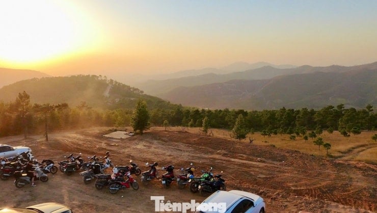 Turistler Phoenix Yanık Çimen Tepesi'nde kayıt yaptırıyor.
