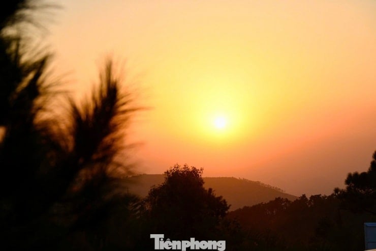 Los turistas acuden en masa a acampar y registrarse en la colina cubierta de hierba y colores
