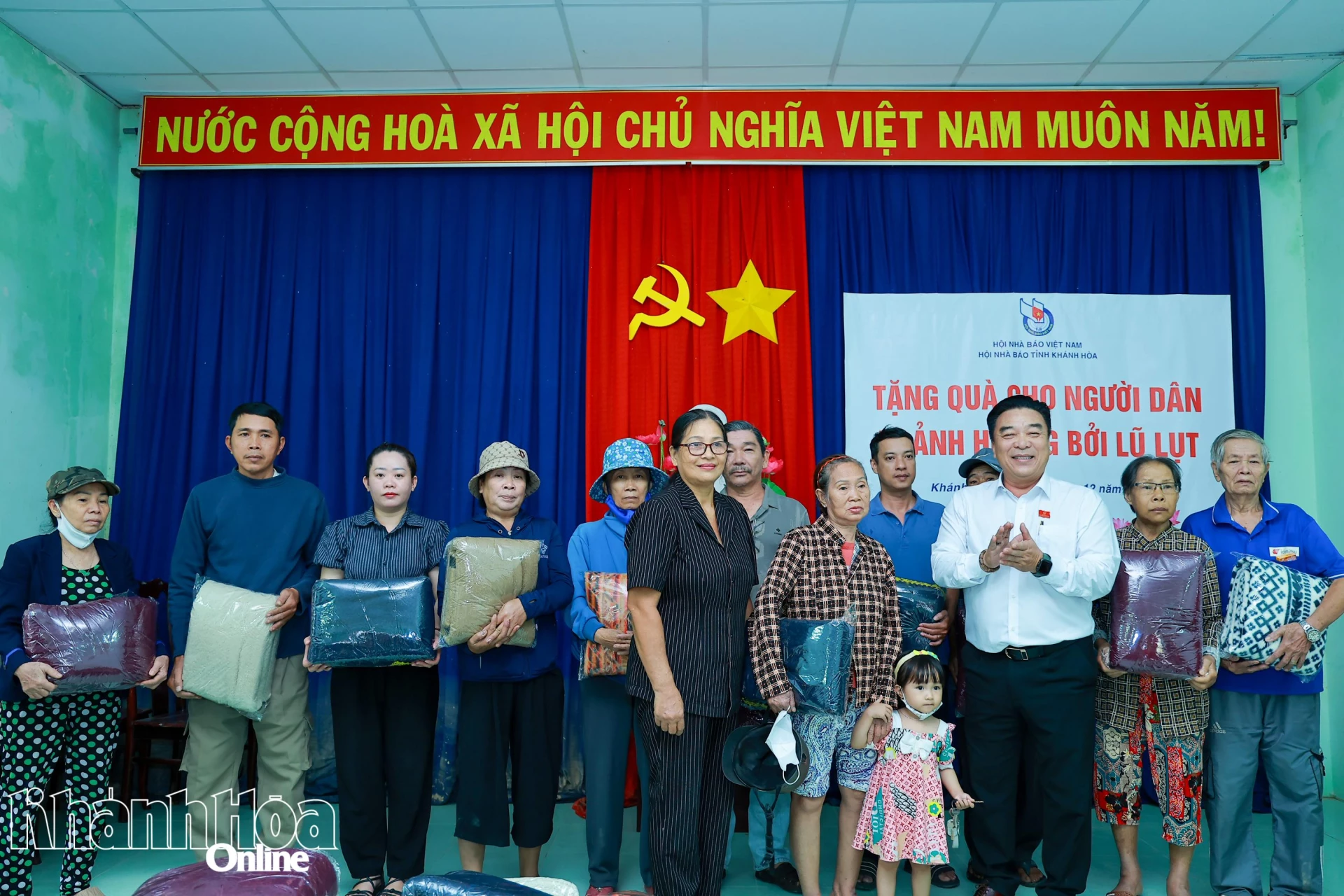 Οι ηγέτες της Ένωσης Επαρχιακών Δημοσιογράφων και εκπρόσωποι του Οικιστικού Ομίλου Phu Nong Bac απένειμαν δώρα στον κόσμο.