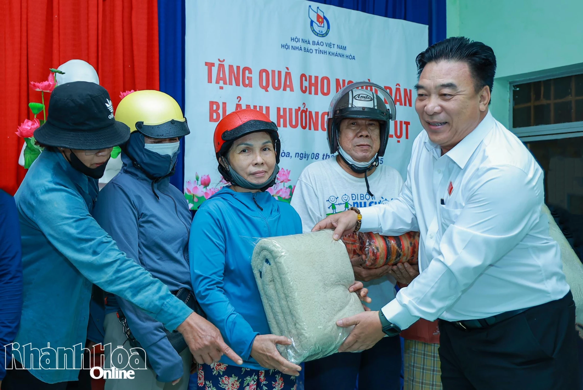 Ο κ. Doan Minh Long - Πρόεδρος της Ένωσης Επαρχιακών Δημοσιογράφων, απένειμε δώρα στους κατοίκους του συγκροτήματος κατοικιών Phu Nong Bac.