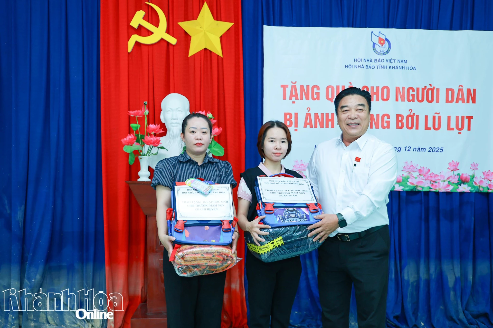 Ο κ. Doan Minh Long - Πρόεδρος της Ένωσης Επαρχιακών Δημοσιογράφων, παρέδωσε συμβολικά σχολικές τσάντες σε εκπροσώπους 2 νηπιαγωγείων.