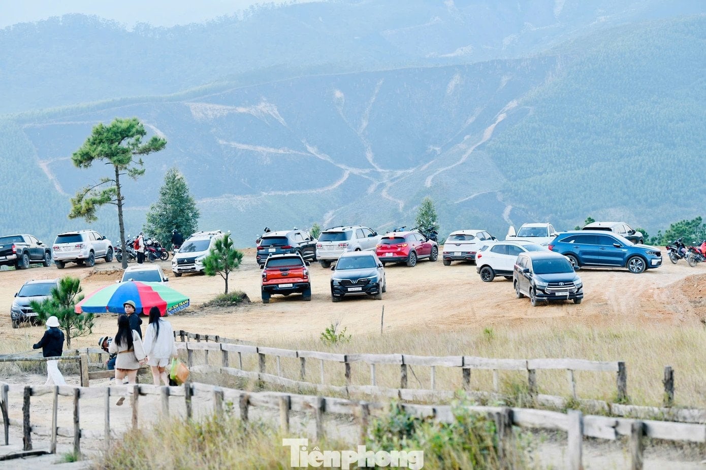 Tepede ziyaretçiler için çadırlar kurulmuş.
