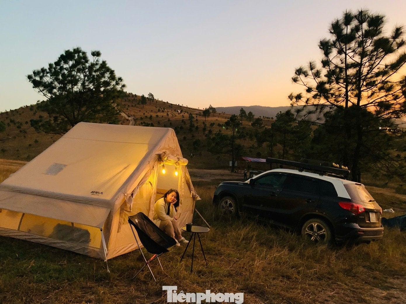 Turyści rozbijają namioty na szczycie góry Phoenix.