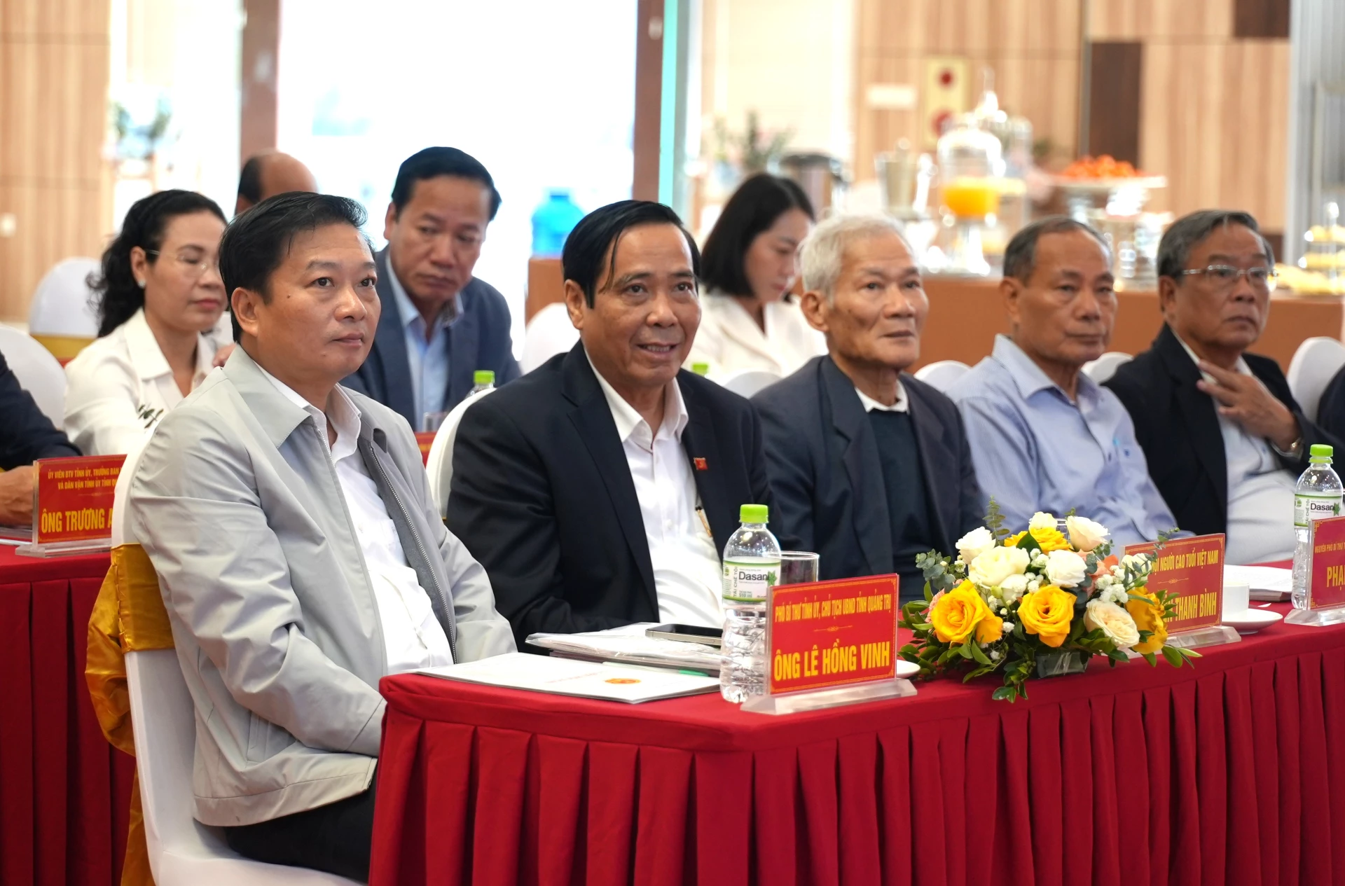 حضر المؤتمر الرفيق لي هونغ فينه، رئيس اللجنة الشعبية الإقليمية والرفيق نجوين ثانه بينه، رئيس جمعية كبار السن في فيتنام - تصوير: ترونغ دوك