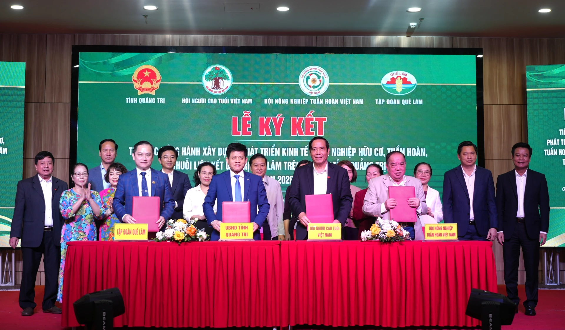 وقع الطرفان اتفاقية تعاون بشأن تطوير الاقتصاد الزراعي العضوي والدائري وروابط سلسلة القيمة للفترة 2026-2030 - تصوير: ترونغ دوك