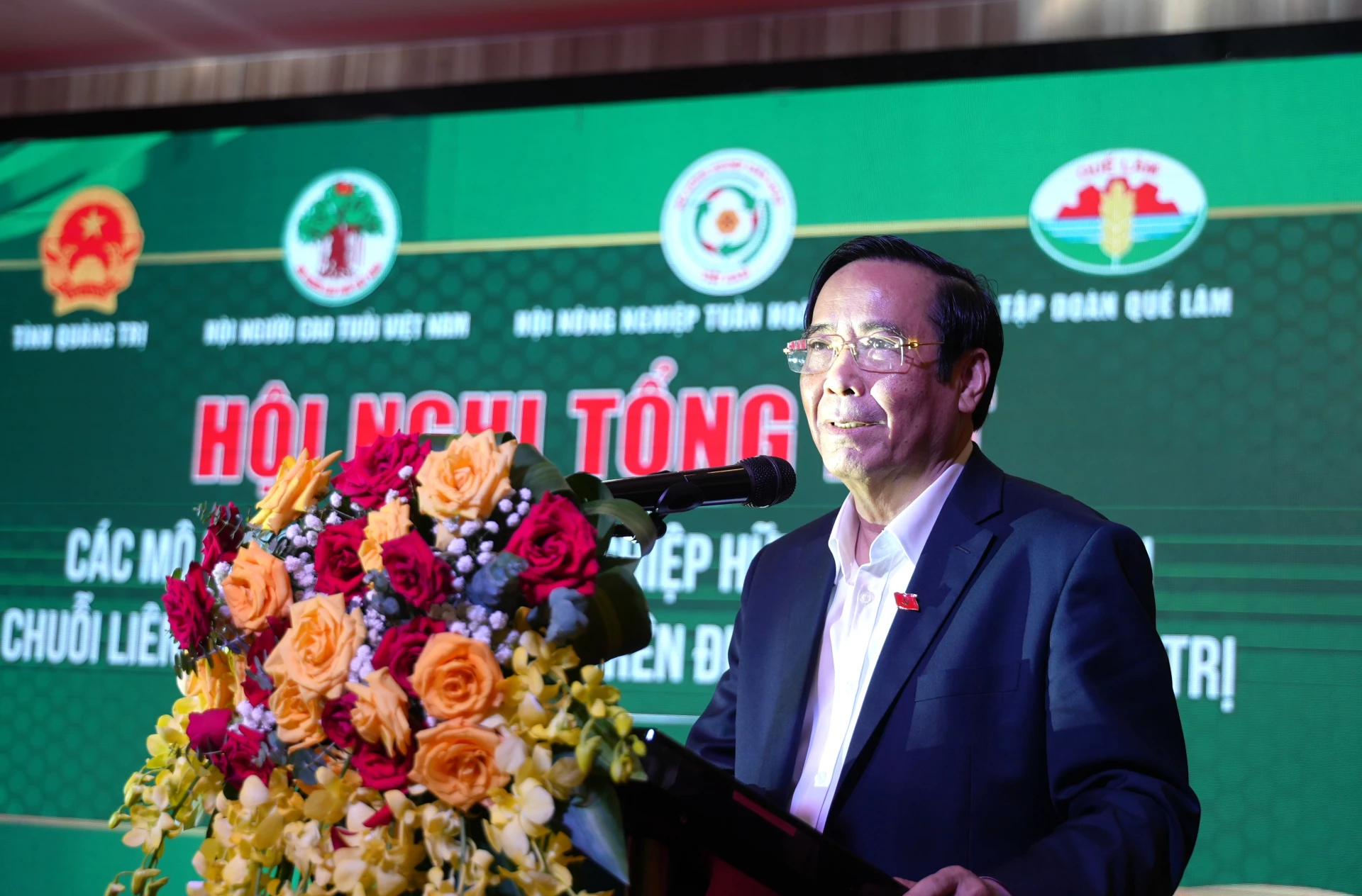 الرفيق نجوين ثانه بينه، رئيس جمعية كبار السن في فيتنام، تحدث في المؤتمر - الصورة: ترونغ دوك