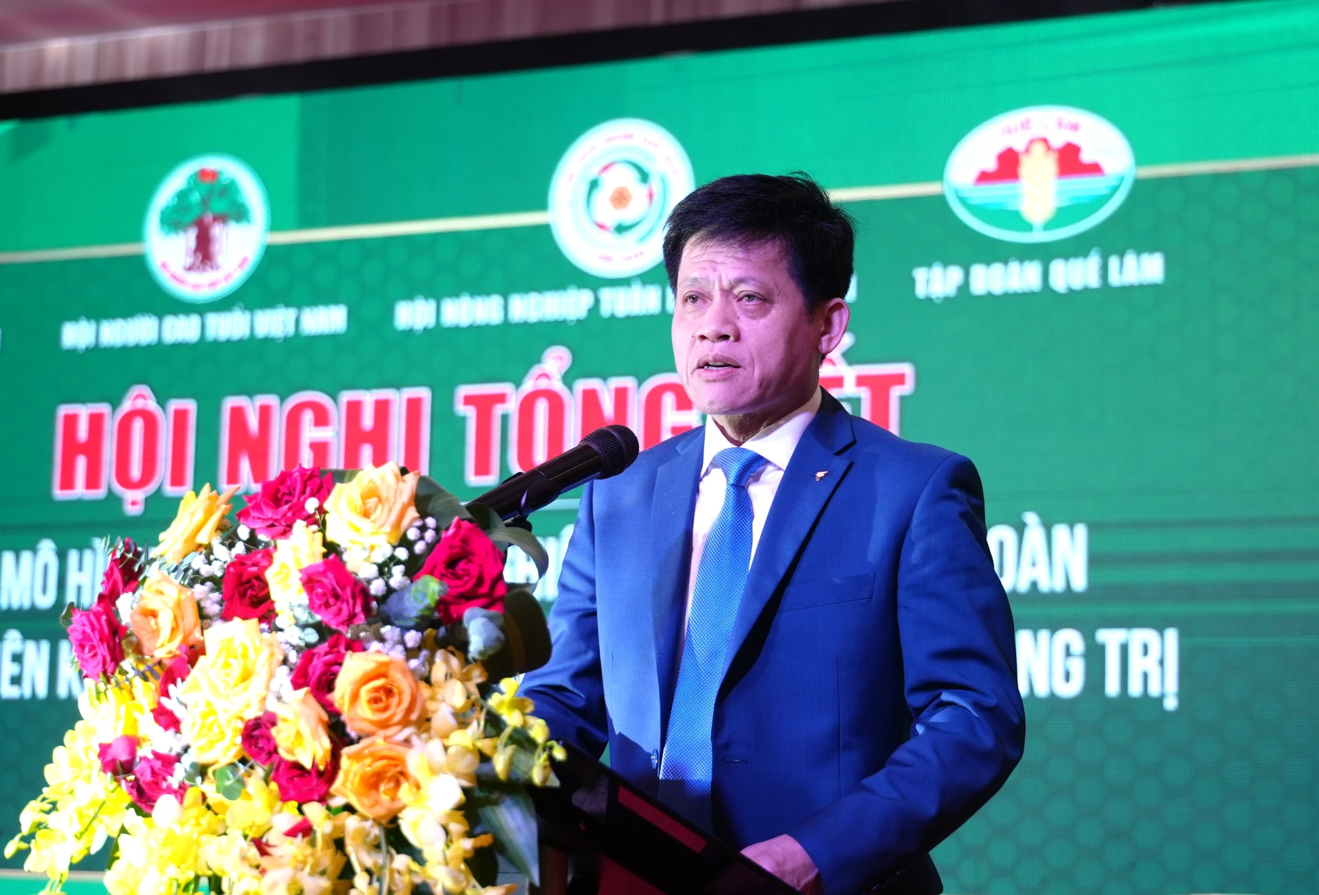 الرفيق لي فان باو، نائب رئيس اللجنة الشعبية لمقاطعة كوانغ تري ألقى كلمة ختامية في المؤتمر - تصوير: ترونغ دوك