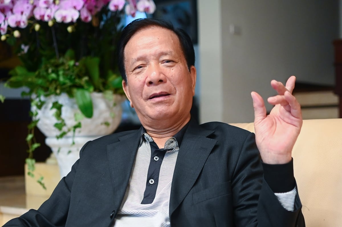 مسٹر وو ہانگ فوک 'ہماری کہانی' کے بارے میں بتاتے ہیں۔ تصویر: تنگ ڈنہ۔ Ông Võ Hồng Phúc kể về 'Chuyện của chúng tôi'. Ảnh: Tùng Đinh.