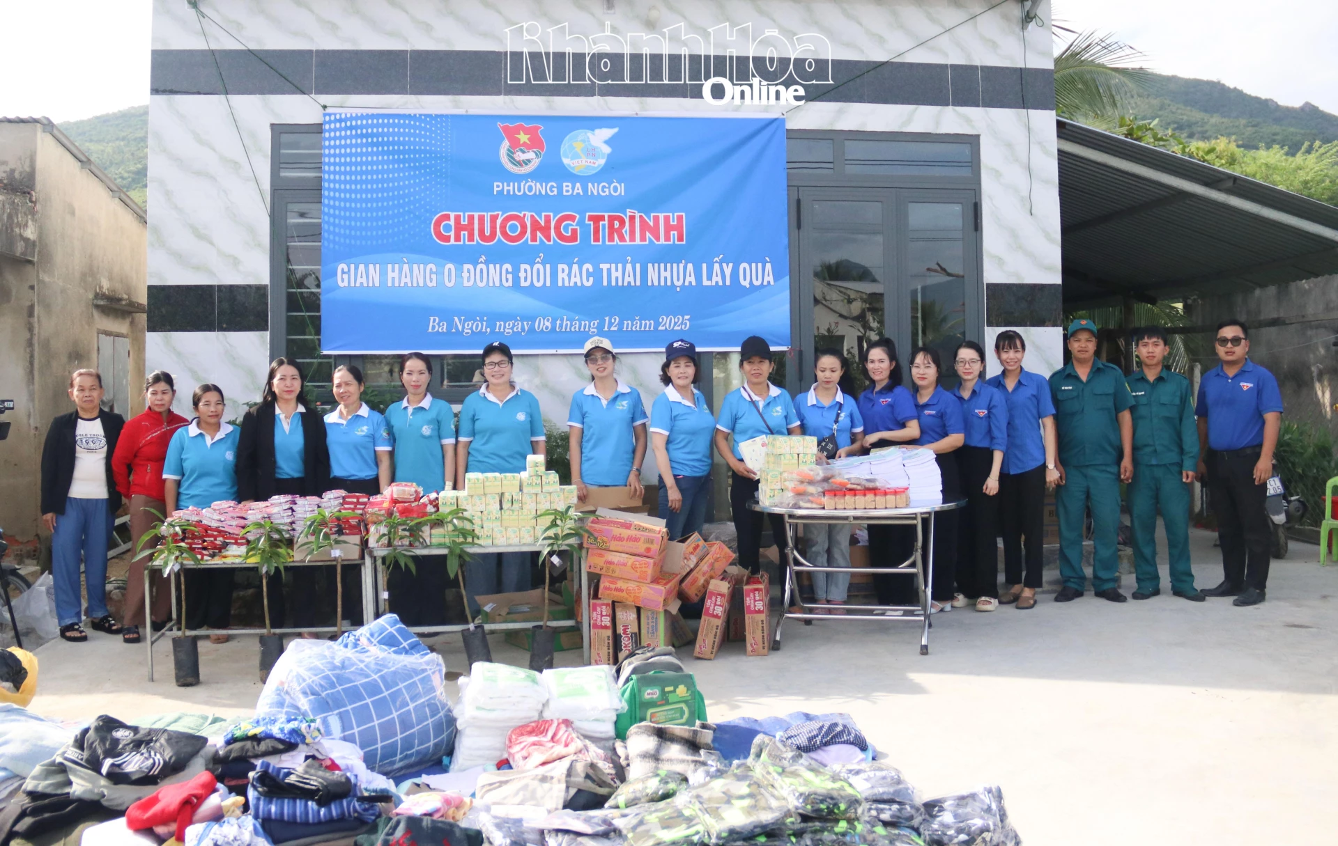 هدایایی برای مردم آماده شده است تا زباله‌های پلاستیکی خود را برای تبادل بیاورند.