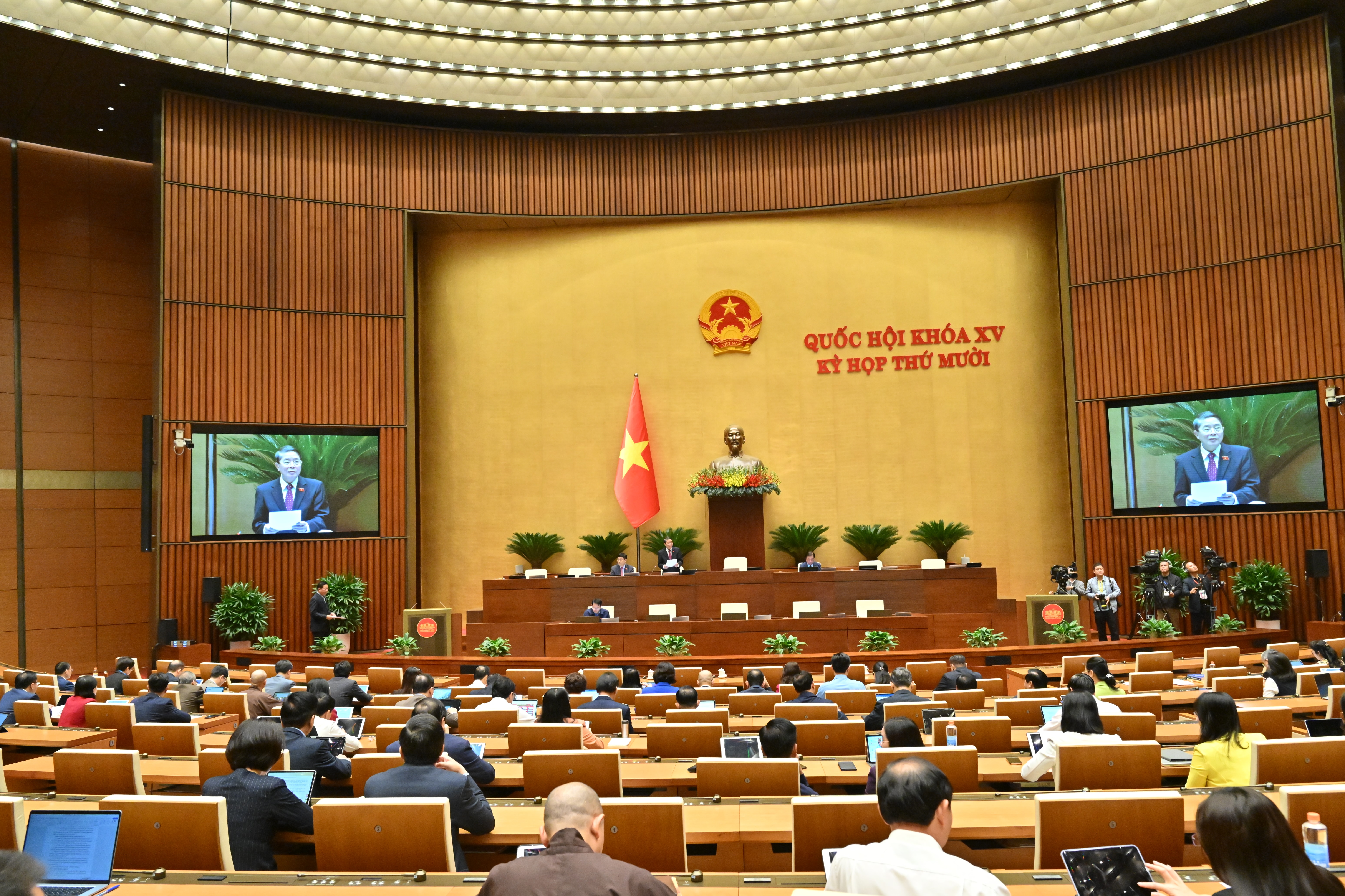 O vice-presidente da Assembleia Nacional, Nguyen Duc Hai, presidiu a reunião.