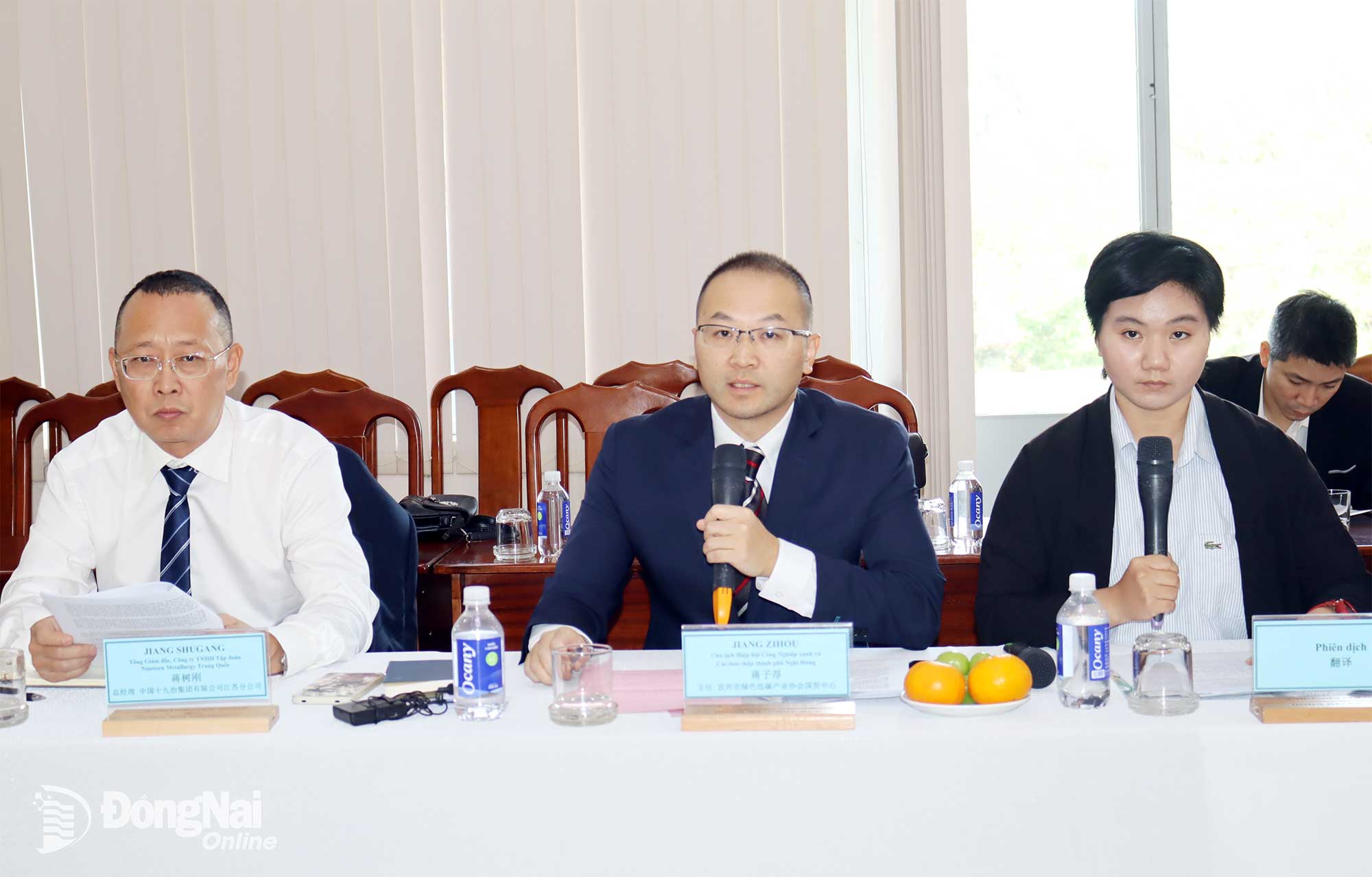 El Sr. Tuong Tu Hau, presidente de la Asociación de Tecnología Verde y Baja en Carbono de la ciudad de Nghi Hung, provincia de Jiangsu (China), participó en la sesión de trabajo. Foto: Hoang Loc