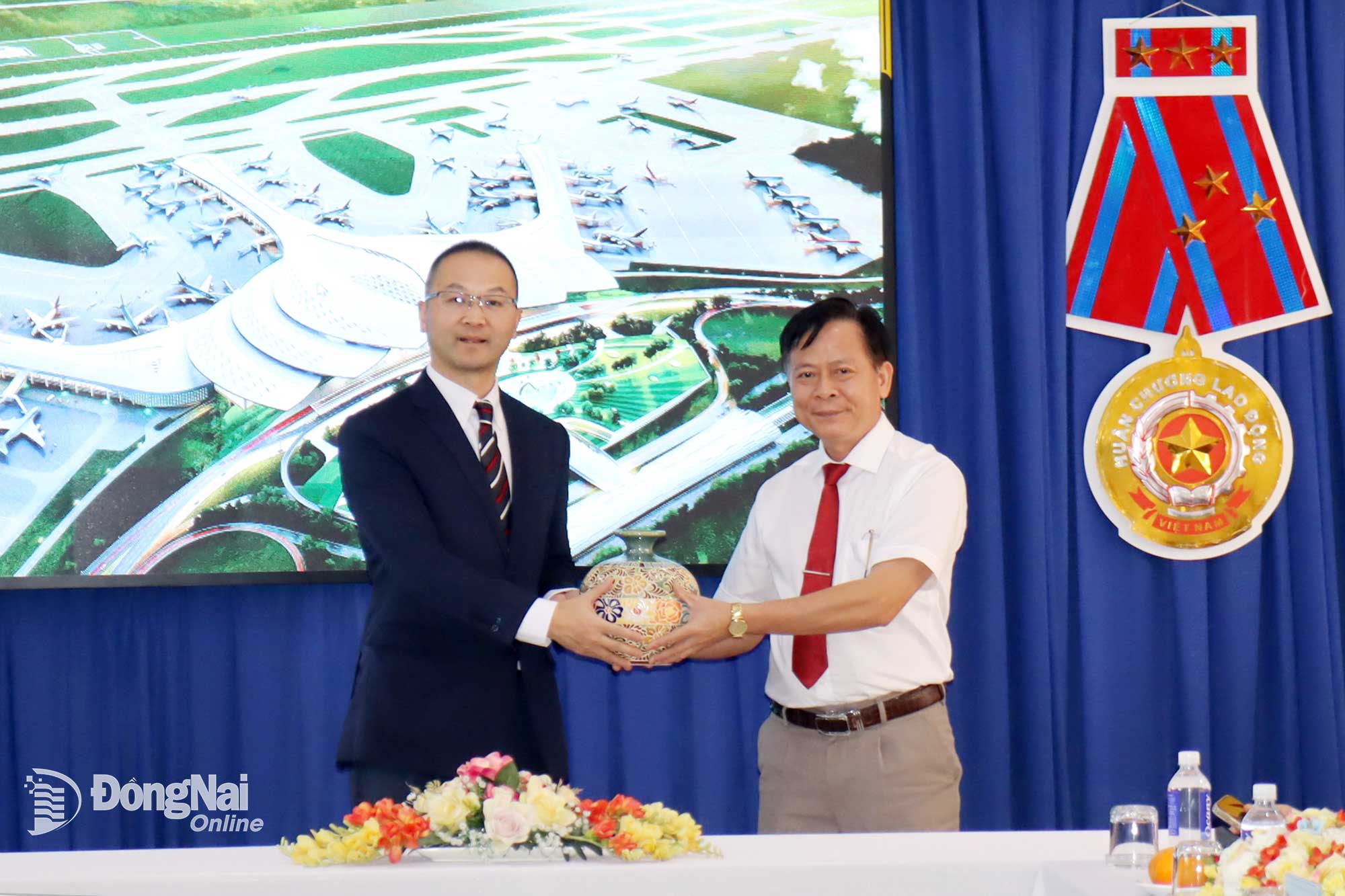 El Sr. Nguyen Trong Tien, subdirector de la Junta de Administración de Parques Industriales y Zonas Económicas de la provincia de Dong Nai, entregó recuerdos a la delegación de trabajo. Foto: Hoang Loc
