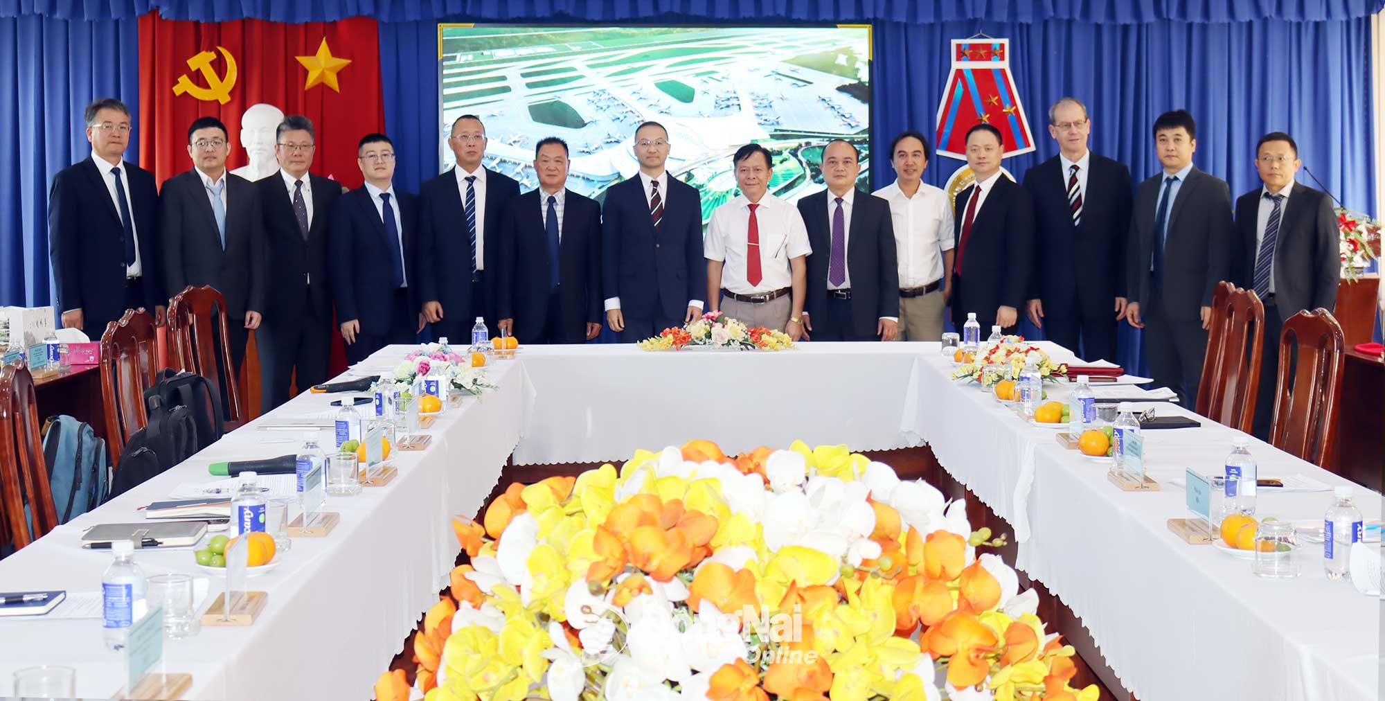 La delegación de la Asociación de la Industria Verde y Baja en Carbono de la ciudad de Yixing, provincia de Jiangsu (China), junto con representantes de la Junta de Administración de Parques Industriales y Zonas Económicas de la provincia de Dong Nai, junto con departamentos y sucursales, se tomaron fotos durante la sesión de trabajo. Foto: Hoang Loc