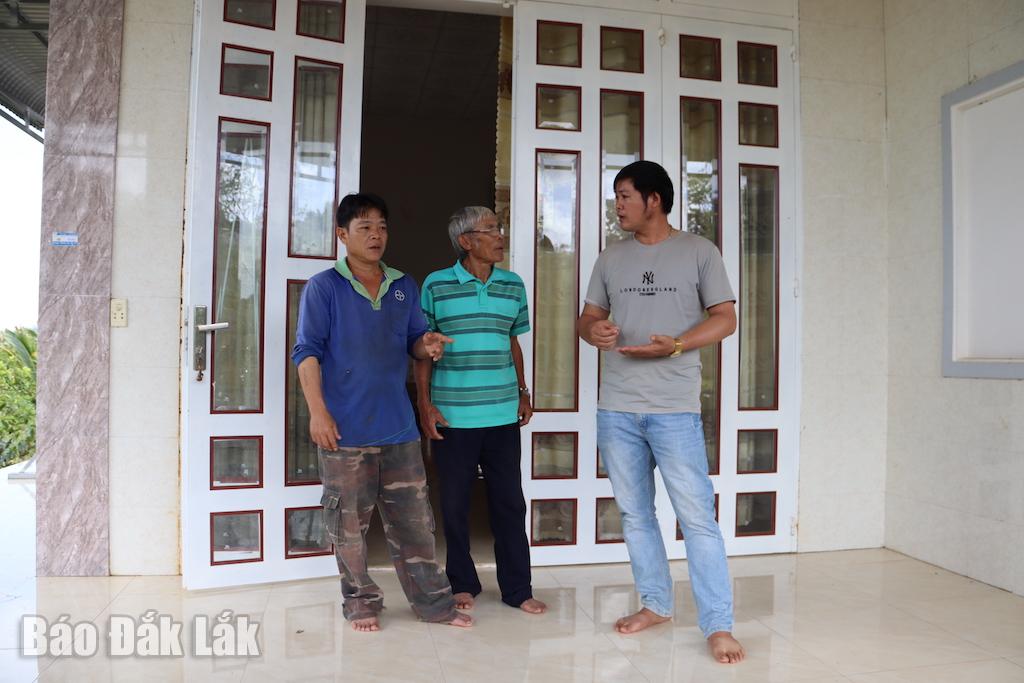 হিয়েপ থান গ্রামের একজন মর্যাদাপূর্ণ ব্যক্তি মিঃ নং ভ্যান চুং (ডান প্রচ্ছদ) আইন প্রচারের জন্য মানুষকে সংগঠিত করেন।