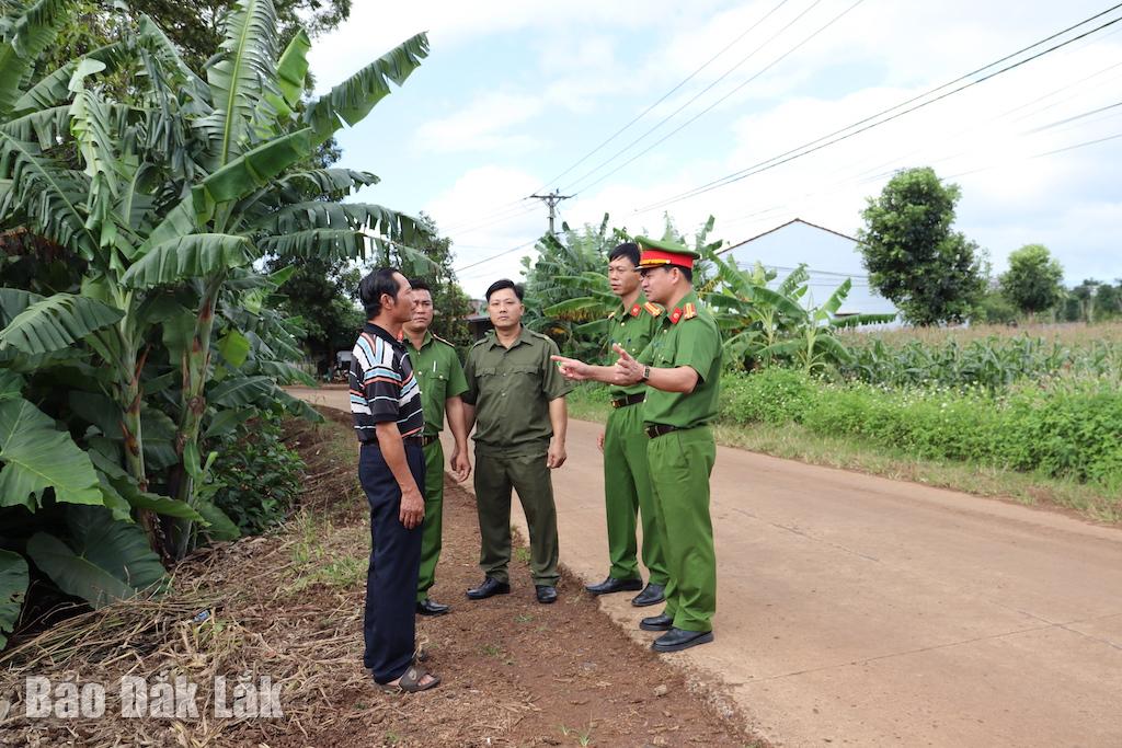 ৬ নং গ্রামের একজন বিশ্বস্ত ব্যক্তি মিঃ ট্যাং ট্যাং সান, গ্রামে শান্তি বজায় রাখার জন্য কমিউন পুলিশের সাথে সহযোগিতা করেছিলেন।