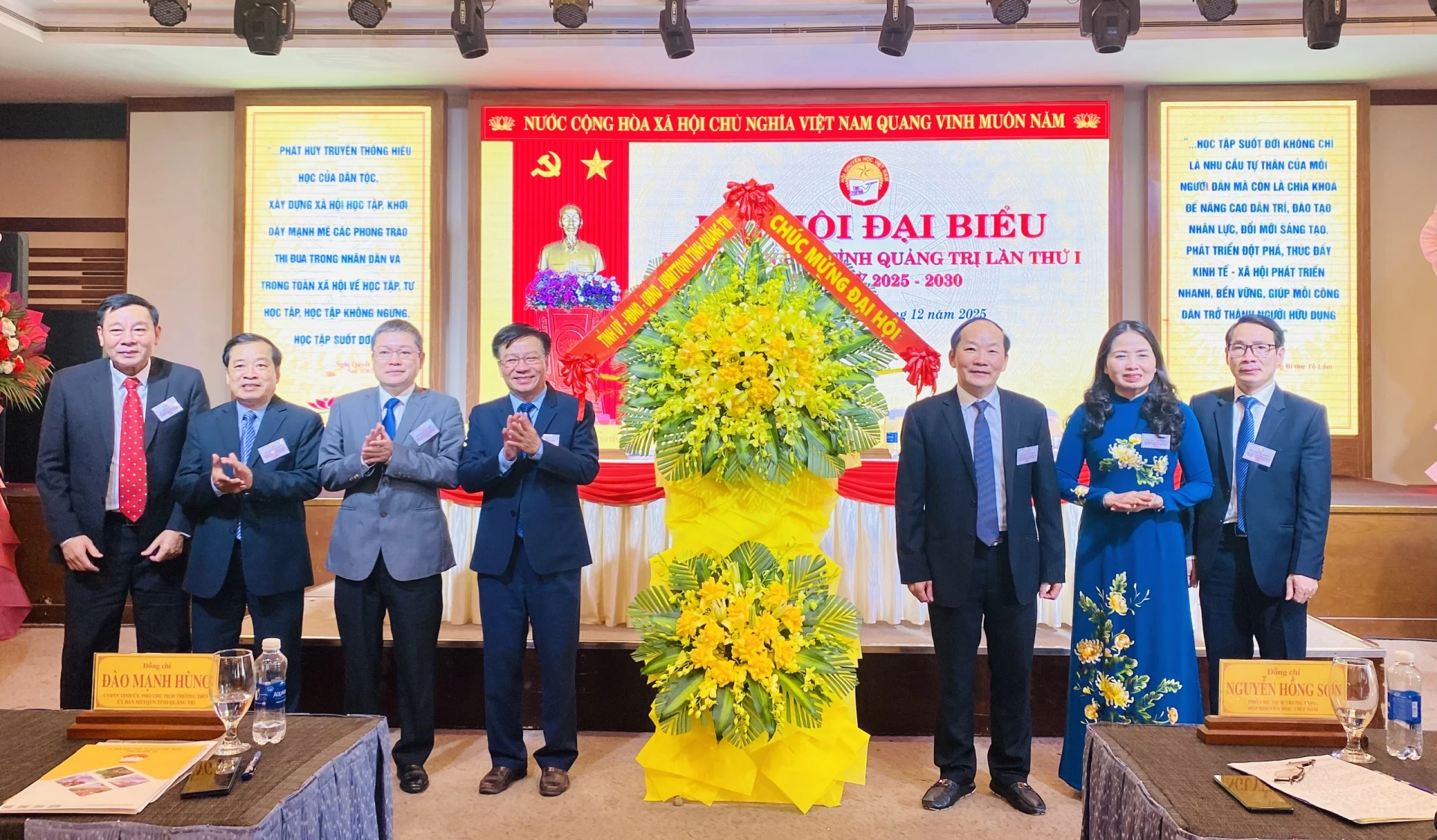 Pemimpin wilayah menyampaikan bunga untuk mengucapkan tahniah kepada Kongres - Foto: T.L