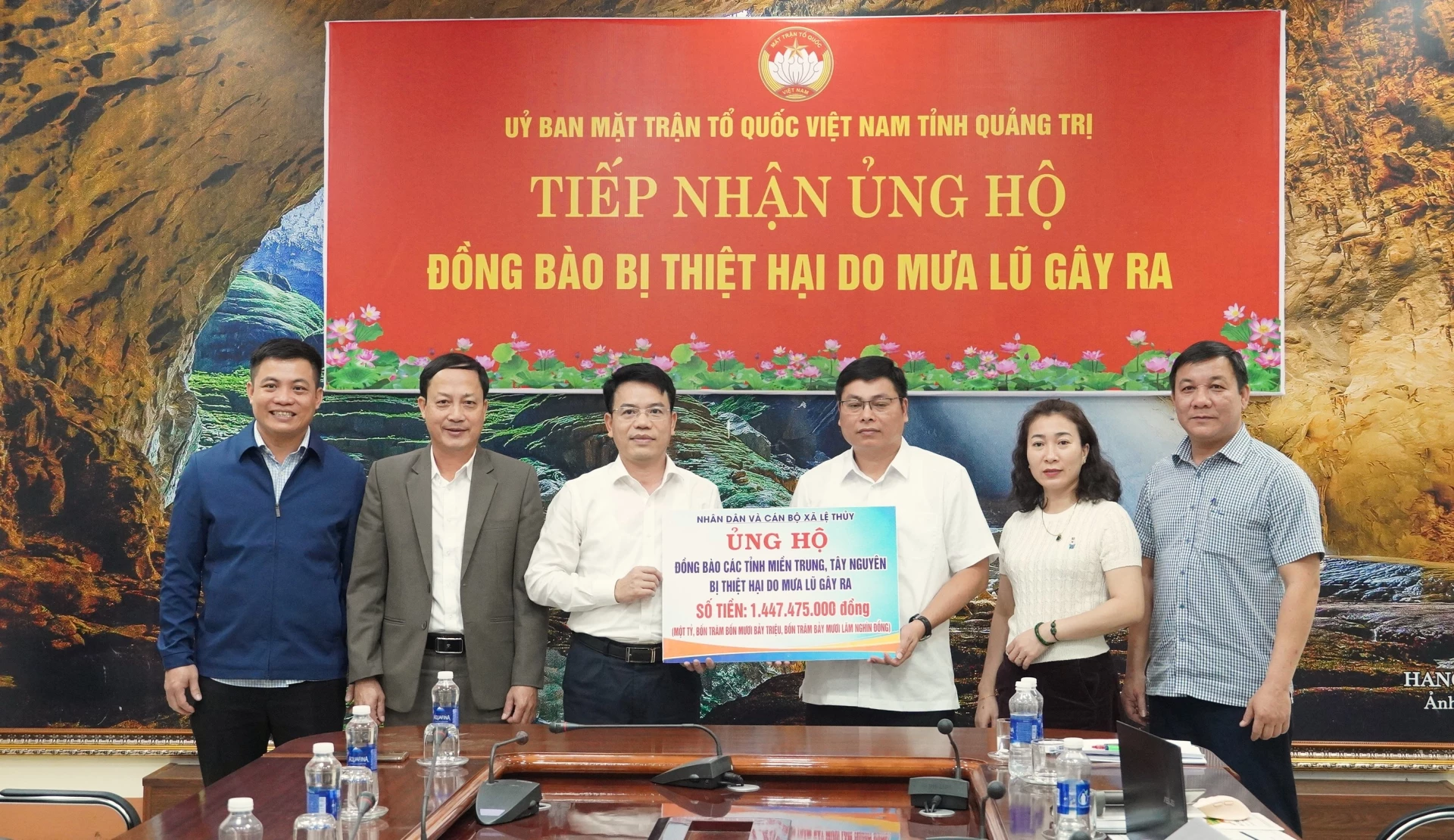 লে থুই কমিউনের কর্মকর্তা এবং জনগণ ১.৪ বিলিয়ন ভিয়েতনামি ডং-এরও বেশি দান করেছেন - ছবি: QV